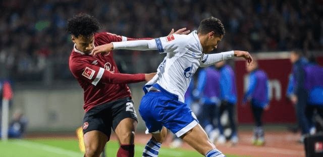 场上挥洒汗 场上挥洒汗